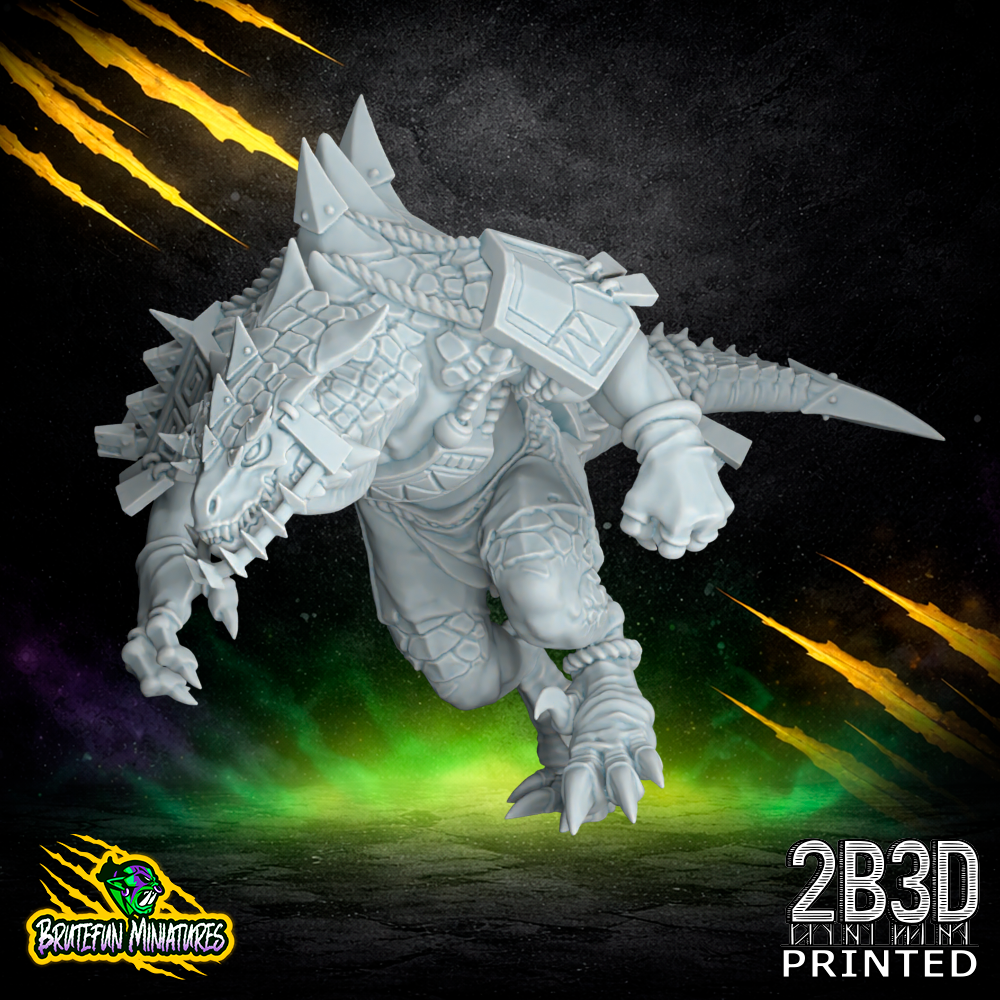 A 32mm resin Saurus 03 miniature from the Lizardmen Team by BruteFun Miniatures, printed by 2B3D. The warrior is in a dynamic sprinting pose, featuring a closed helmet with heavy plating and a protective jaw guard, perfect for fantasy football.