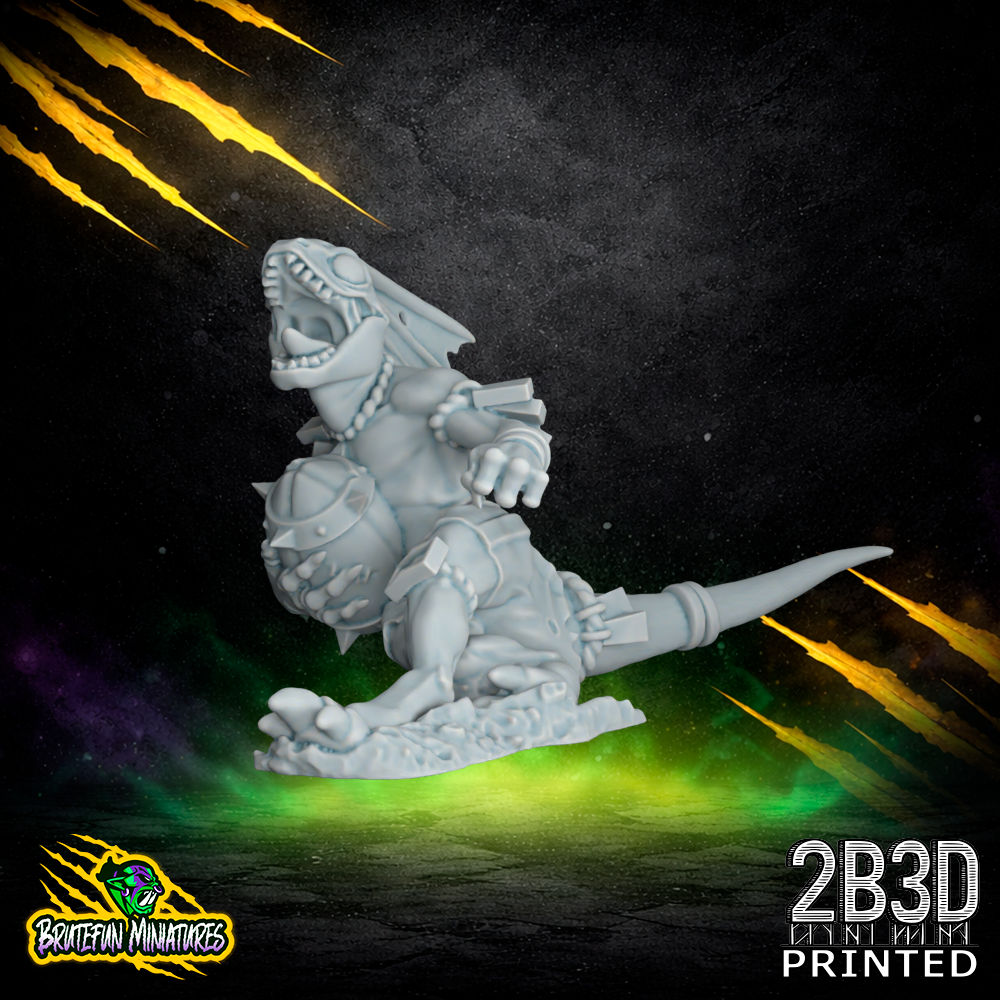 A 32mm scale resin Skink 07 miniature without feathers, holding a fantasy football ball. Sculpted by BruteFun Miniatures and printed by 2B3D, featuring fine scale details and a fast-paced athletic pose.